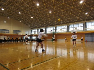 県大会でも上位に入るバレーボール部。ふだんはこんな練習をしています