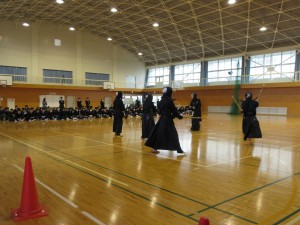 ふだんは武道場で練習している剣道部。大きな声と気合、迫力があります