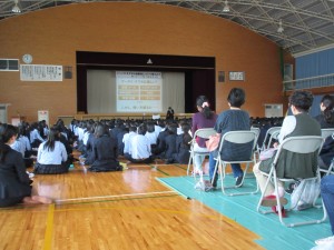 公開授業に続いては、携帯電話・スマホの使い方についての講演会。保護者の方々にも参加していただきました。