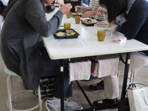 お昼は食堂の試食会です。お弁当、ラーメン、丼ものなど事前にメニューを選んで試食していただきました。