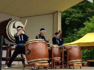 今年の藤まつりで、高校生の時に同級生と3人で結成した「スリーピーズ」を再結成。今も一緒に太鼓を叩けることがうれしい！と加藤さん（中央）