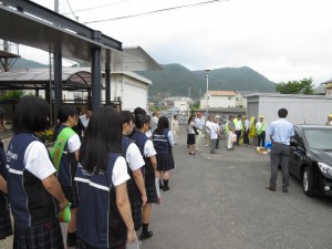地域の方と一緒に啓発活動に臨む和気閑谷高校の生徒。