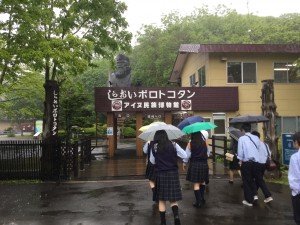 あいにくの雨となりましたが生徒は元気