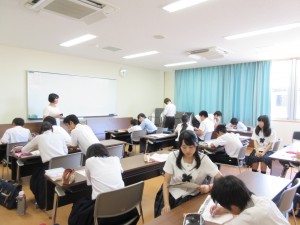 和気中学校での放課後学習は、オリジナル教材を使っています。本校の生徒たちも予習して挑みました