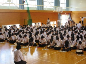 論語朗誦は、黙想、朗誦、朗誦した論語についてのお話し、再度黙想という流れで行います