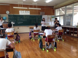 岩生小学校での学習支援の様子。百ます計算のサポートや、宿題のお手伝いをしました。