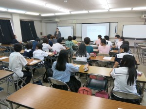 放課後学習スタートにあたっては、株式会社ベネッセコーポレーションから講師を招き、地域ボランティアの方々と一緒に学習支援の方法についての講習を受けました