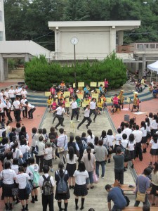 若手教職員5人組によるダンスパフォーマンスが会場を沸かせました