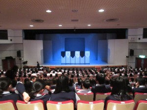 会場は和気町役場に併設された社会福祉センター大ホール。保護者の方々も一緒に観劇しました。