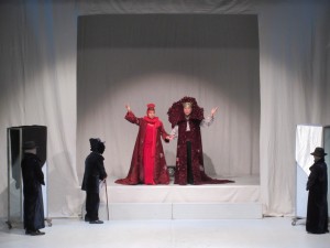 有名なハムレット、中世ヨーロッパを舞台にした芝居ですが衣装は現代的。水を使ったり、さまざまな用途に化ける普段なかなか目にしない演劇表現