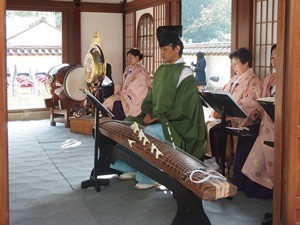 太鼓とともに来賓が入場