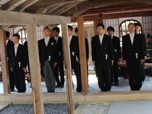 はじめて祭官全員が堂に入り、敬拝が始まります