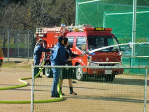 本物の消防車を使って、3人が体験することができました