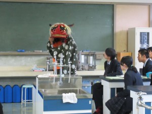 「尺所区の獅子舞後継者」がテーマのグループでは、獅子舞の頭を使っての実演もしていただきました