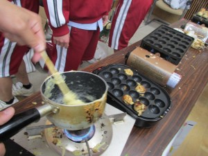チーズたこ焼きを作る生徒