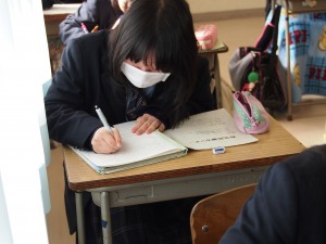 終了後は各教室に戻り、3年生の発表から学んだこと、これからの自分たちの探究学習に活かしたいことをまとめました