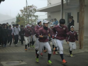 学校を出発！今年も野球部が先頭です