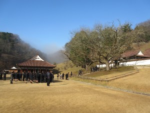 約70人の生徒が参加した読初の儀は、孔子廟への参拝から始まります。