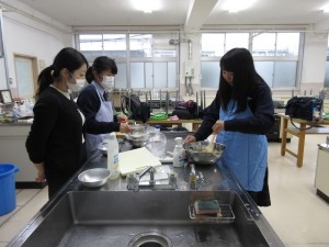 閑谷學の探究活動の一環でお菓子をつくるチームも。何をつくっているのでしょうか... ？