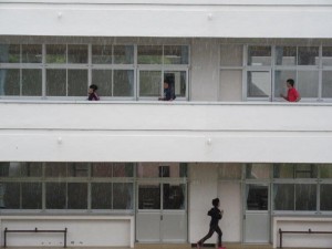 ある日の陸上部。雨の日は校舎内でトレーニングです