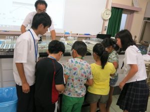 ここでも高校生スタッフが小学生のすぐそばについて補助してくれ、安全に実験を進めることができました。