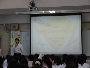 魅力ある新聞作りを学ぶ、山陽新聞による出前授業