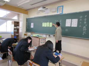 作品は黒板に貼り出して紹介。挙手によって投票されます