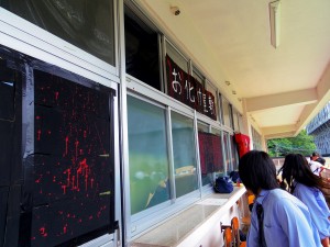 教室の中から悲鳴の聞こえるお化け屋敷。どんなに怖いことが待ち受けていたのでしょうか?