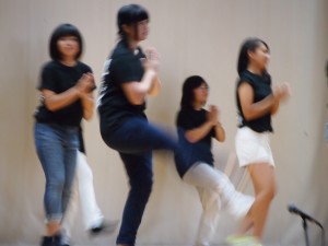 クラスで3つのチームが個性の違うダンスを披露。最初の曲を踊ったチームはクラスTシャツを着て登場です