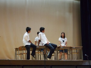 「1年1組のリアルな日常を伝えます」。ナレーターも舞台に立ち状況を説明するという演出、日々の自分たちの姿をどう描くか、ほんとうの自分たちの姿ってどうなんだろう?と考えながら脚本を書きました。