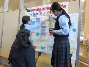 図書委員が岡山県立図書館ティーンズコーナーで展示
