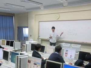 地域おこし協力隊・坂口さんが商品開発の時間で授業