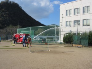 防災訓練で消火、放水体験！