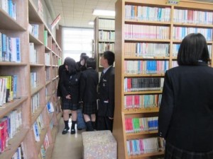 図書館オリエンテーションでは「図書館でできることを3つ(以上)挙げることができる」ことを目標に、使い方を考え、1人1冊本を借りました
