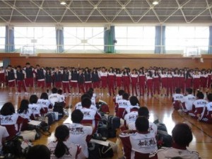 対面式の最後には校歌のプレゼント!