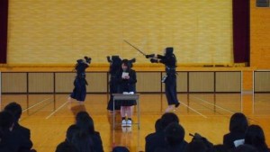 部活動紹介の一コマ。各部が趣向を凝らしつつ50秒!で次々と紹介していきます