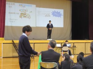 終業式に併せ、学習成果を発表