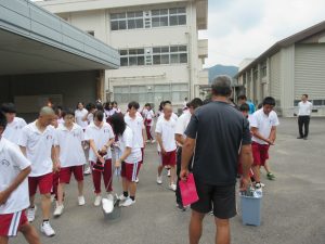 １年生が金剛川の清掃活動を行いました