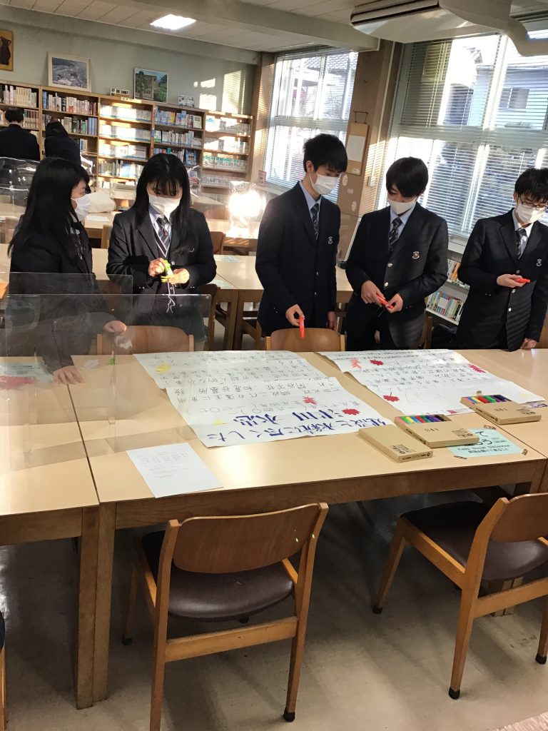 岡山県立図書館ティーンズコーナーでポスター展示をしています