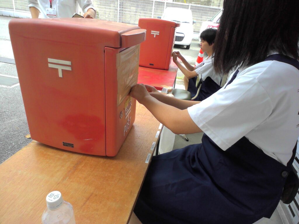 ２年生就業体験（２日目）の様子を生徒が取材！