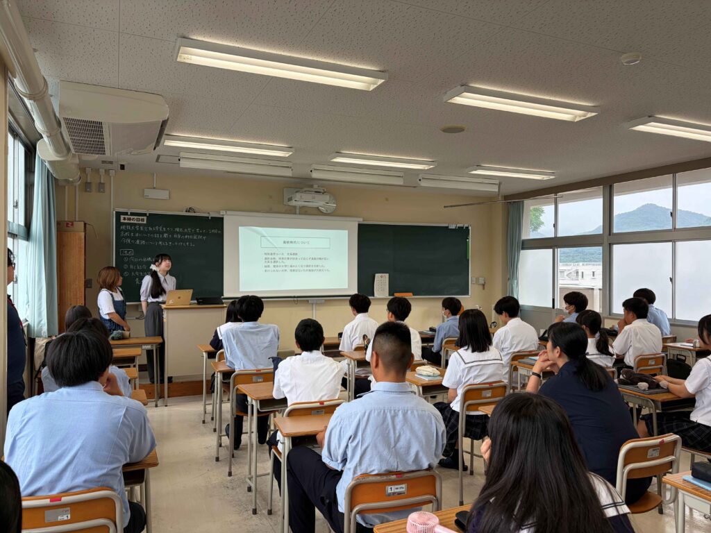 １年次対象「卒業生の話を聞く会」